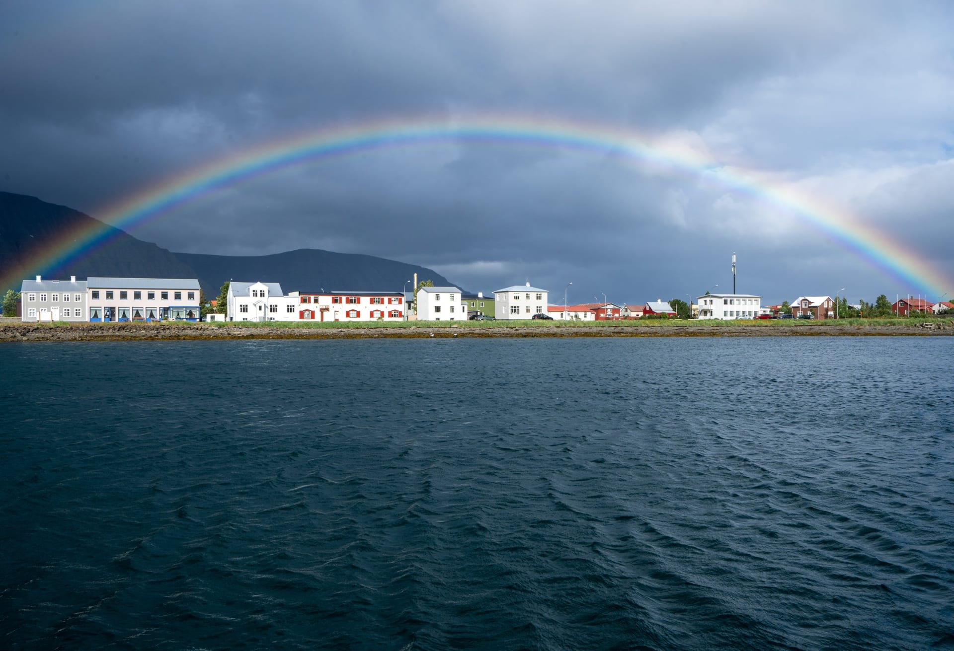 Offene Fjord-Wasserfläche